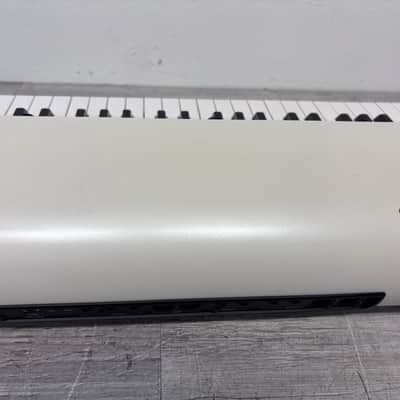 Korg SV2-SP 88 Key Stage Vintage Digital Piano with Speakers 2020 - Present - Creme with White / Black Keys image 11