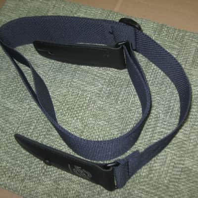 very lightly used Lock-It LIS-001-P2-BLK POLY PRO SERIES Black 2" guitar strap (2" wide, black polypropylene material, patented and brilliant Lock-It strap locking system, leather ends) straps, extend to an extra long 62" in max length image 9