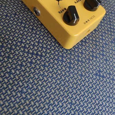 Joyo JF-09 Tremolo 2010s - Yellow image 3