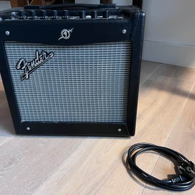 Fender Mustang I V.2 20-Watt 1x8" Modeling Guitar Combo 2013 - 2018 - Black image 1
