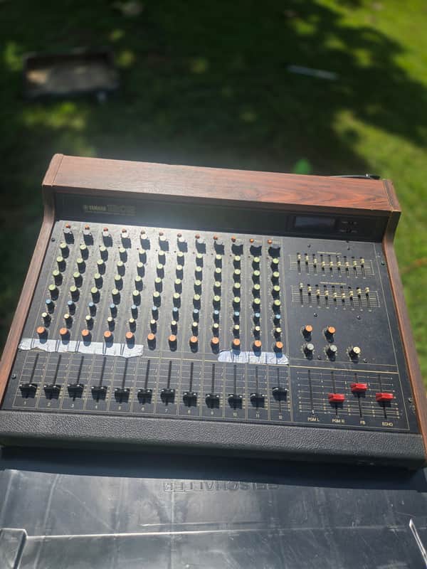 Yamaha MQ 1202 - Sound Reinforcement mixer image 1