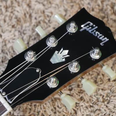 Video! 2001 "Just Shoot Me" Gibson ES-175 Black Top Sunburst Back/Sides | Burnt on TV image 4