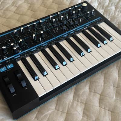 Novation Bass Station II 25-Key Monophonic Synthesizer 2013 - Present - Black
