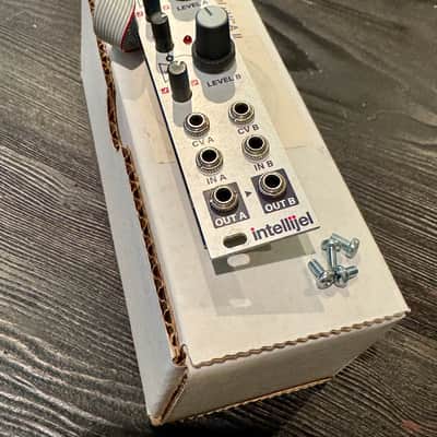 Intellijel uVCA II Dual Log / Lin VCA Eurorack Module 2013 - 2016 - Silver image 1