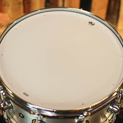 DW 6.5x14 Collector's 3mm Wrinkle Coat Aluminum Snare Drum - DRVA6514SVC image 4