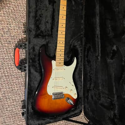 2015 Fender American Deluxe Stratocaster with Maple Fretboard - 3-Color Sunburst image 3