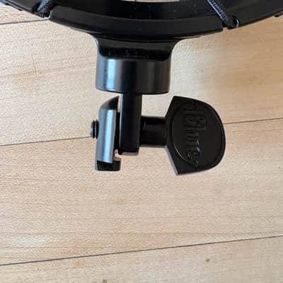 Logitech G Blue Radius III Custom Shockmount for Yeti - Open Box Complete image 2