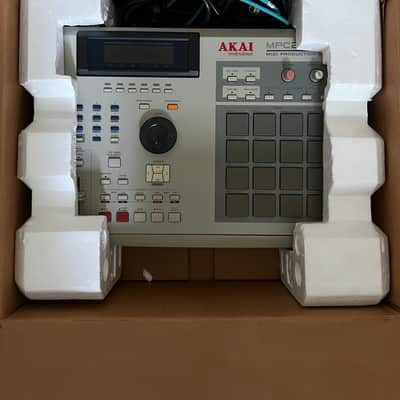 Akai MPC2000XL MIDI Production Center 2000 - 2005 - Grey image 2