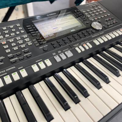 Yamaha PSR-S975 61-Key Digital Arranger Workstation Used In Mint Condition