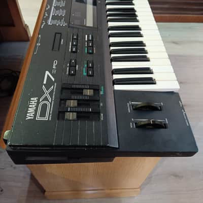 Yamaha DX7IIFD 16-Voice Synthesizer with Floppy Drive 1986 - 1989 - Black image 3