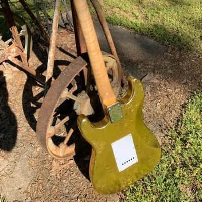 NEW CUSTOM-MADE Boutique Vintage Style 6 STRING GOLD LEAF ST. ELECTRIC GUITAR image 4