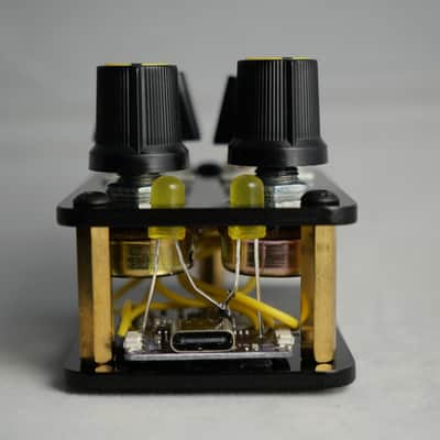 useMidi madMidiMiniClassic Acrylic 2025 with 2 Note Buttons 2 Potentiometers and LEDs image 5