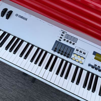 Yamaha MO8 88-Key Workstation Synthesizer Keyboard w/ Power Supply - Tested image 3