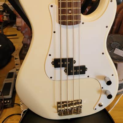 Peavey International Milestone II 4-String Bass Guitar image 2