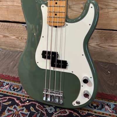 Fender American Professional Precision Bass 2017 - Antique Olive image 2