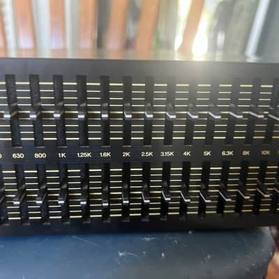 Yamaha Q2031A Dual-Channel Graphic Equalizer with rack mount bolts/washers. Looks near new. Ex-Church image 4
