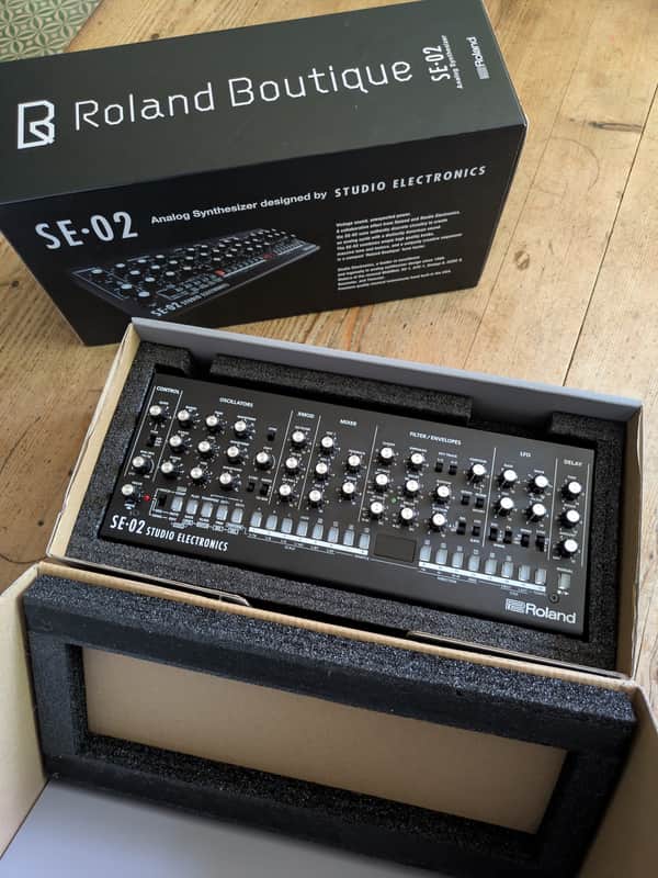 Roland SE-02 monophonic synthesizer image 1