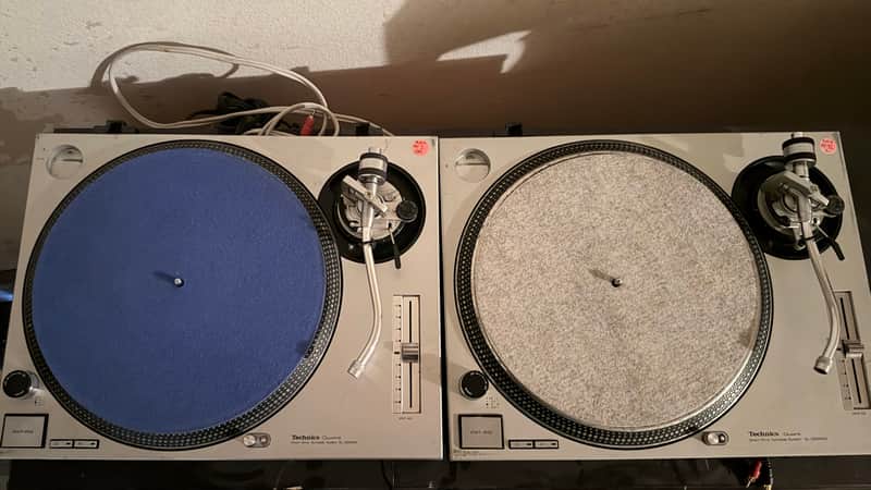 Technics SL-1200MK2 1979 - 2010 - Silver image 1