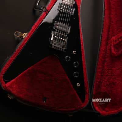 Gibson Flying V 1988 USA – Ebony – Vintage Modified – Shift 2001 Tremolo – Original Case image 11