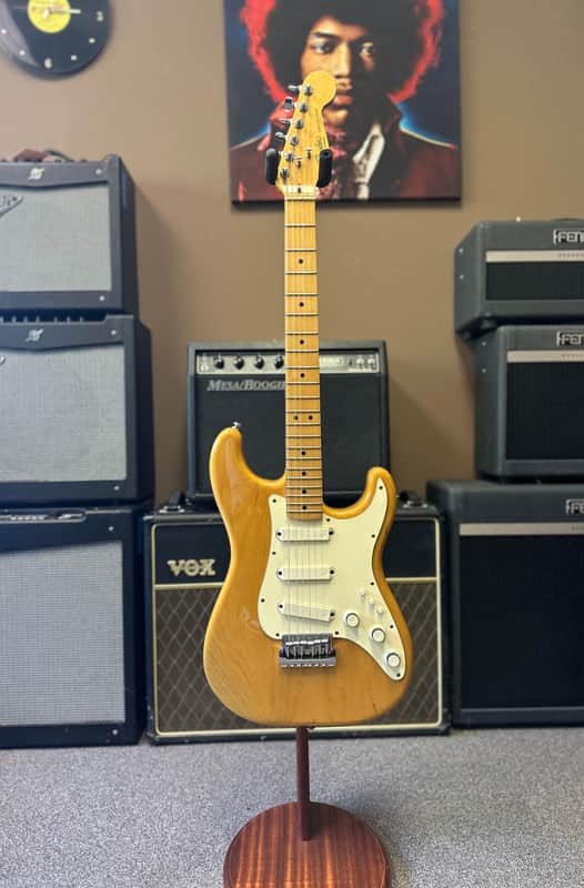 Fender Elite Stratocaster with Maple Fretboard 1983 - 1984 - Natural image 1