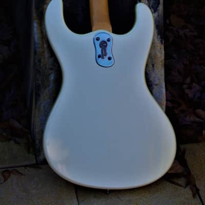 Mosrite VENTURES Bass 1991 White Pearl. The last guitar built by Semie Moseley. RAREST. Only one image 16