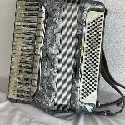 Wonderful Stradavox 41-Key 120-Bass Professional Grade Accordion featuring 5 Bass Registers, OHSC image 14