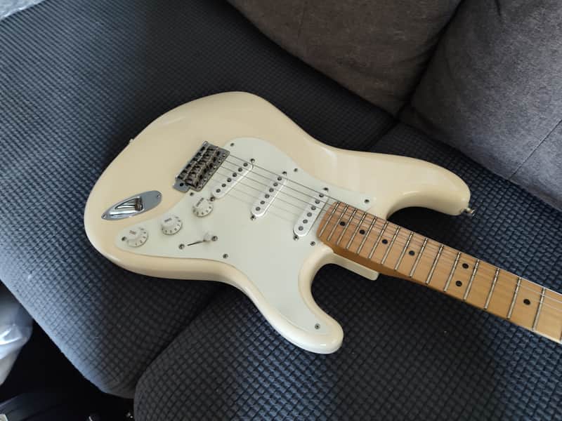 Fender Stratocaster white with maple neck 2021 - White image 1
