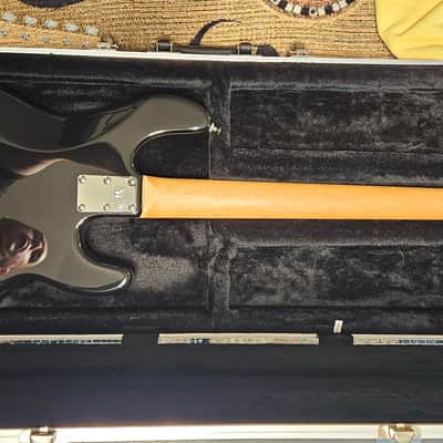 Ernie Ball Music Man StingRay 4 H with Maple Fretboard 1991- 1998 -  Black image 8