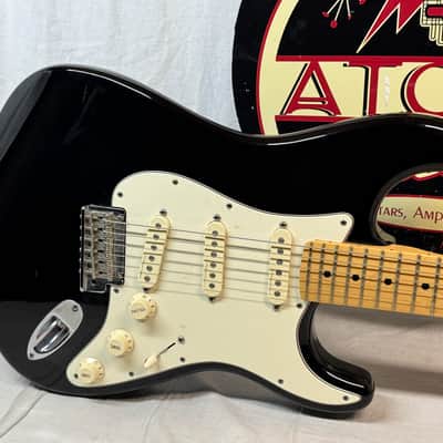 Fender American Standard Stratocaster Guitar with Case 2012 - Black / Maple neck imagen 3