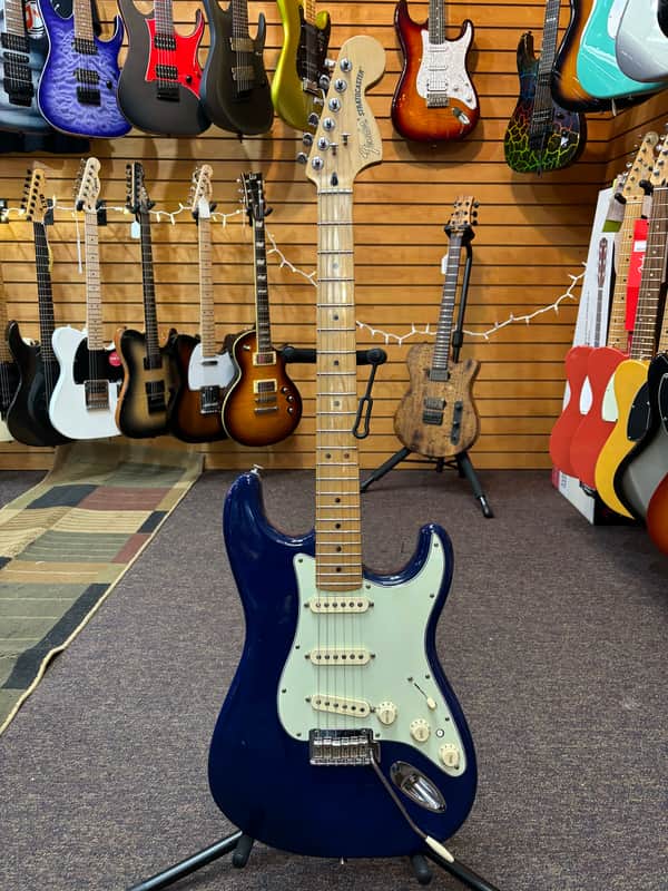 Fender Deluxe Players Stratocaster 2017 with Maple Fretboard Sapphire Blue Transparent