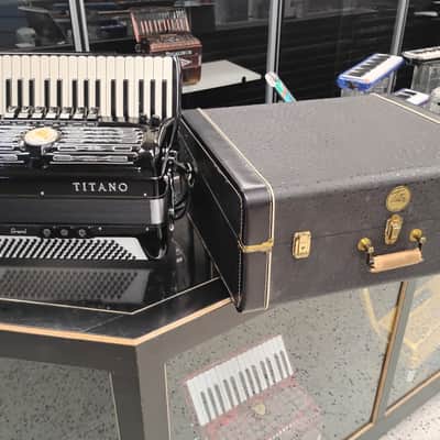 Titano Grande Accordion image 3