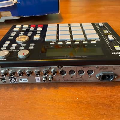 Akai MPC1000 Music Production Center 2004 - 2013 - Black with original box, 2gb cf card image 4