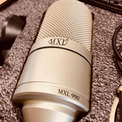 MXL 990 Condenser Microphone w/Shockmount, Clip & Case image 2
