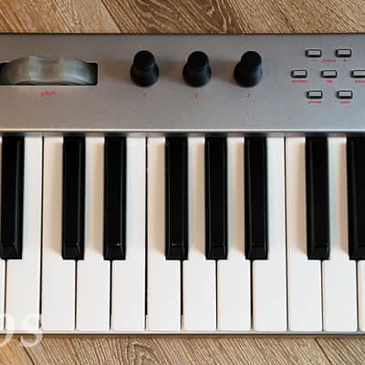 Alesis Micron 2000s - Silver image 3