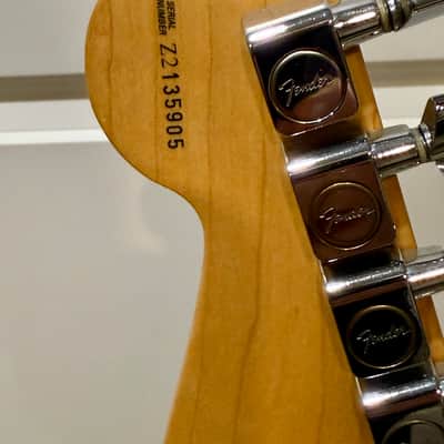 Fender American Series Stratocaster with Maple Fretboard 2002- 3-Color Sunburst image 4