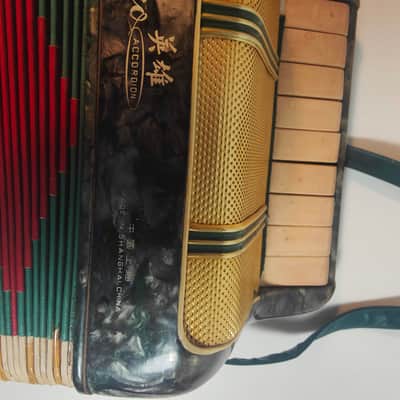 RARE, VINTAVintage Hero 7-Button 2-Bass Child's Accordion - Made in Shanghai - Green MarbleGE HERO "MIDGET" MINIATURE ACCORDION / MELODEON c1970s - 1 BROKEN KEY BUT OTHERWISE WORKING, BIG & FULL SOUND image 2