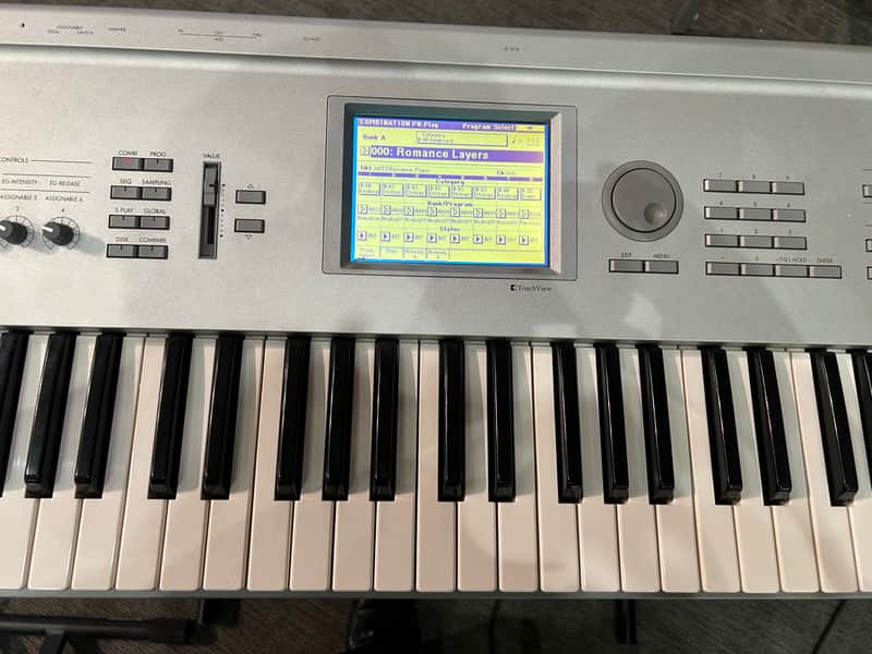 Korg Triton 61-Key 62-Voice Polyphonic Workstation 1999 - 2000 - Silver