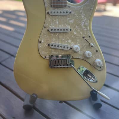 Fender American Standard Stratocaster with Maple Fretboard 1996 - 1997 Vintage White image 2