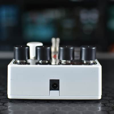 Electro-Harmonix String9 String Ensemble 2022 - Present - White / Brown Graphic image 4