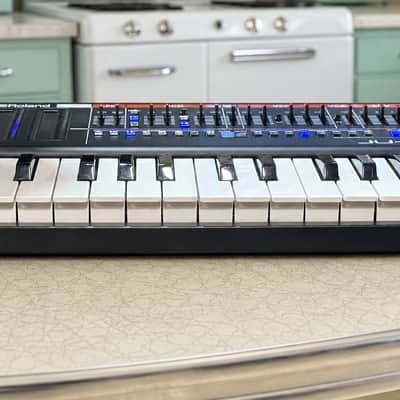 Roland JU-06 Boutique Synth Bundle | K-25m Keyboard • USB Cable • Sealed AAA Batteries • Ready to Play image 2