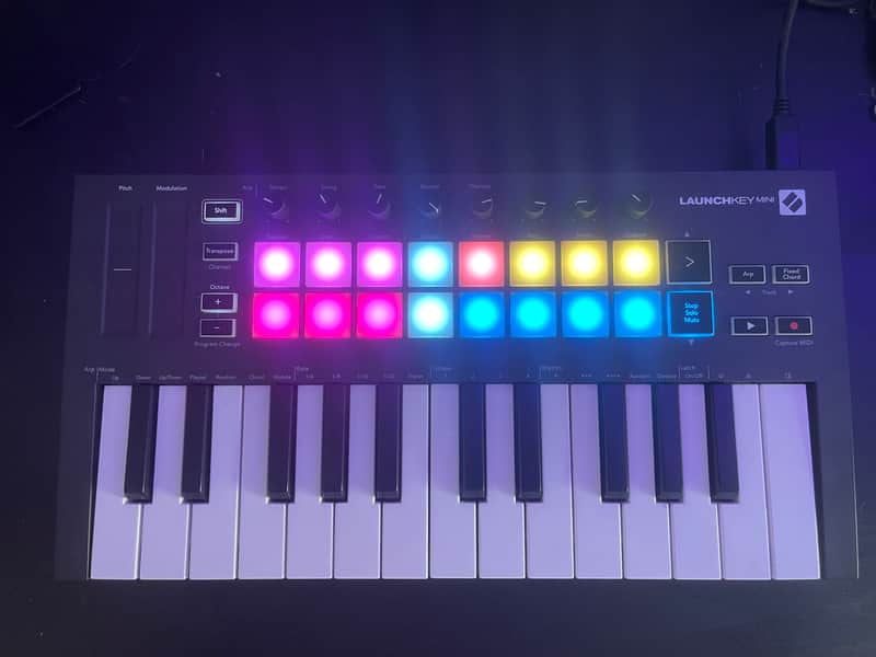 Novation Launchkey Mini MKIII MIDI Keyboard Controller 2019 - Present - Black image 1