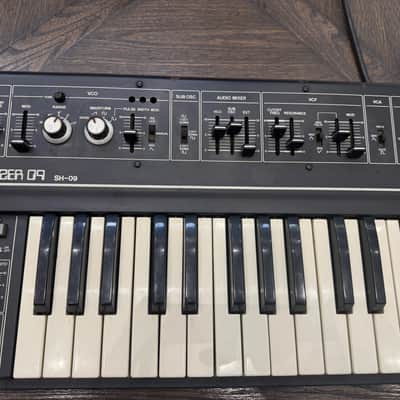 Vintage 1980 Roland Synthesizer 09 sh-09 analog monophonic synth keyboard image 3