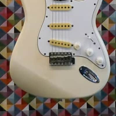 Squier Stratocaster 1984-87 - White image 11