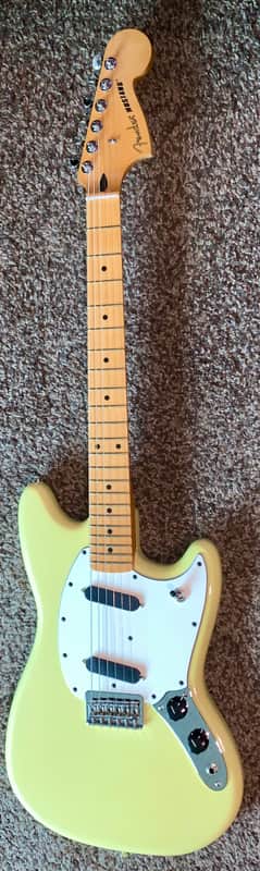 2024 Fender Player II Mustang  Hialeah Yellow electric guitar hardhshell case