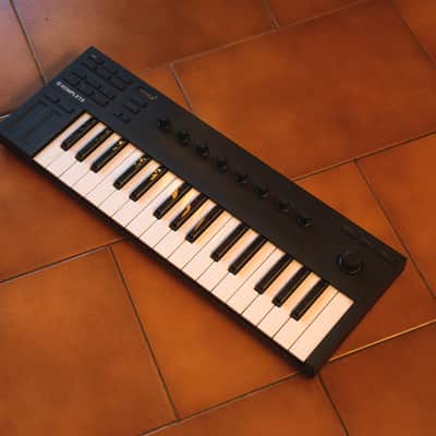 Native Instruments Komplete Kontrol M32 2019 - Black image 1