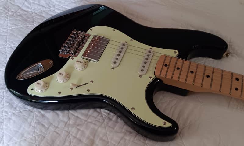 Fender Vintera '70s Stratocaster with Maple Fretboard - Fender American Body HSS (Hardshell Case) 2019 - Black