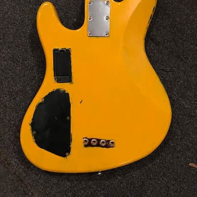 Fender Deluxe Series (Made Fretless) Jazz Bass 24 Fret Quilt Top w/ Active EQ 2005 Painted Yellow / image 2