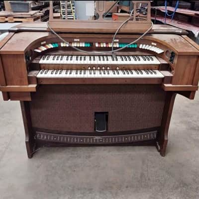 Allen Theatre Organ with Pedalboard, Built-In Speakers, and bench! image 3