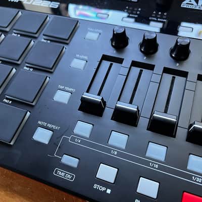 Akai MPD226 2015 - Present - Black image 6