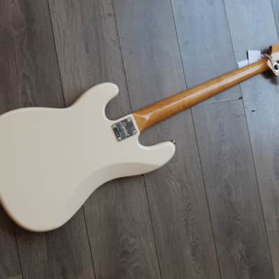 SQUIER "Classic Vibe '60s Precision Bass Olympic White" 4, 04 KG image 2
